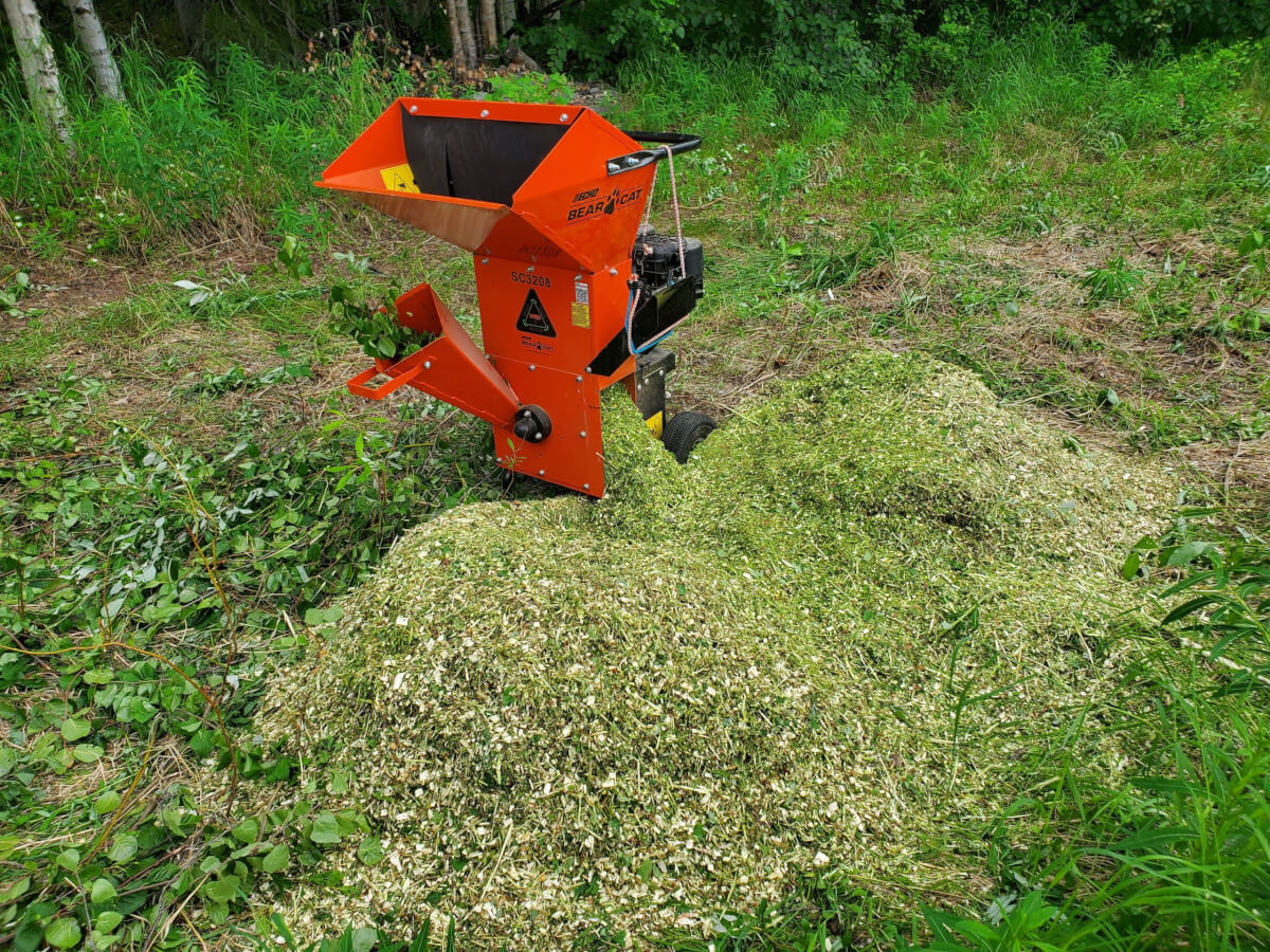 Wood chipper and wood chips